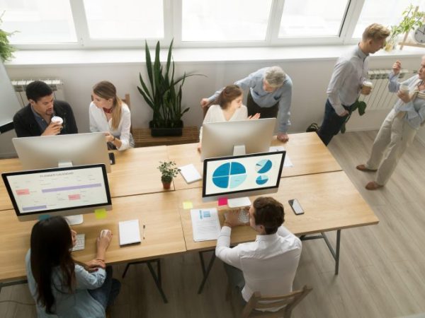 Pessoas reunidas numa sala