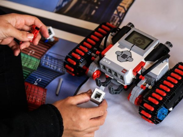 Tecnologia - geral - robótica alunos estudantes engenharia educação circuitos dispositivos eletrônicos articulados robôs