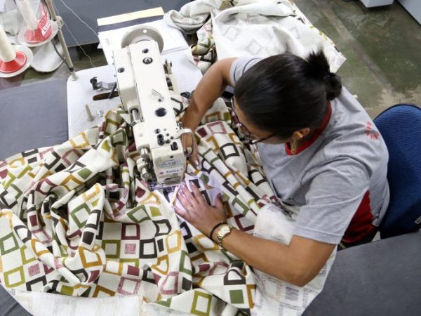 Economia - indústria e comércio - indústria moveleira móveis estofados funcionários trabalhadores trabalho empregados empregos fábricas máquinas industriais bens de capital produção industrial mulher trabalhadora
