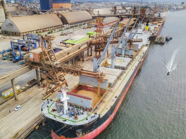 Transporte - barcos e portos - navios exportação comércio exterior cargas commodities infraestutura portuária (porto de Paranaguá-PR)