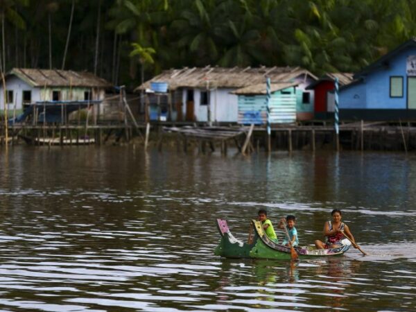 Transportes - barcos e portos - ribeirinhos Amazônia população ribeirinha canoas (Afuá-PA, ilha de Marajó)