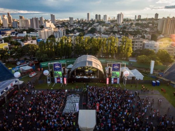 Palco com apresentação musical - público assistindo
