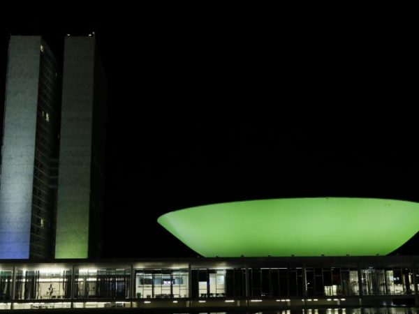 Câmara - geral - prédio iluminado - iluminação - Congresso iluminado de verde em homenagem a luta pelo combate ao coronavírus