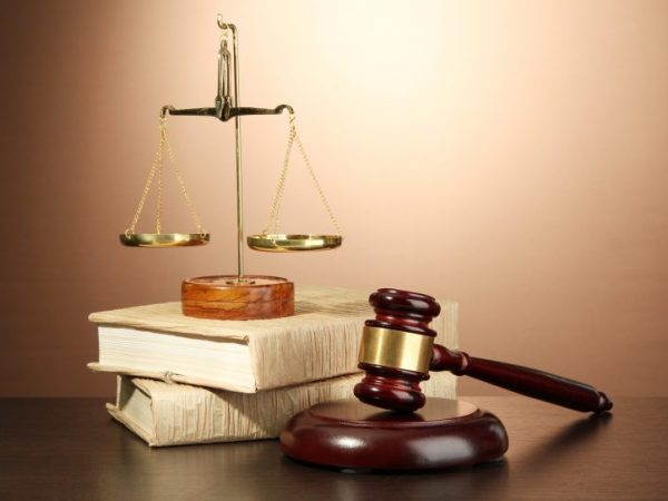 Direito e Justiça - Direito - martelo balança símbolos judiciário