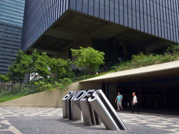 Prédio com letreiro escrito BNDES