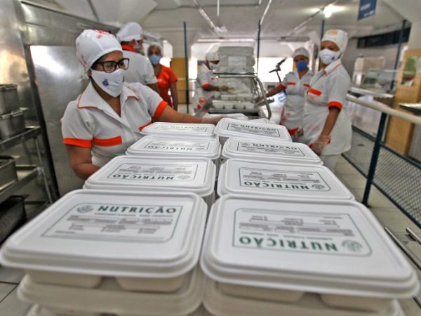 Alimentos - geral - alimentação nutrição refeições marmitas almoços pratos dieta coronavírus Covid-19 pandemia máscaras luvas EPIs bandejão (restaurantes populares na Bahia)