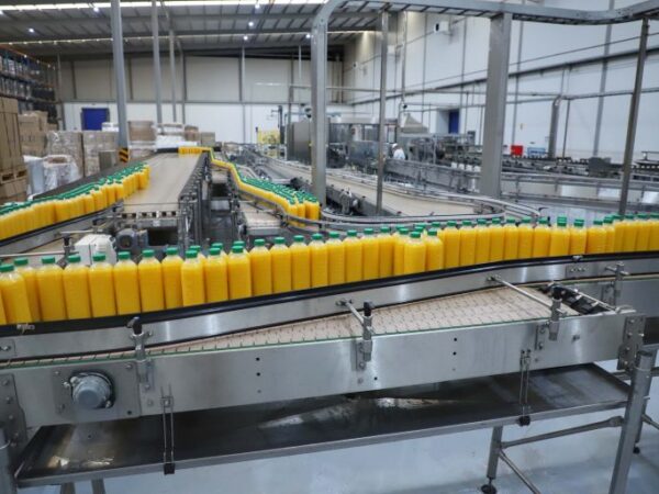 Economia - indústria e comércio - fabricação de suco - suco de laranja - linha de produção - empresa - fábrica