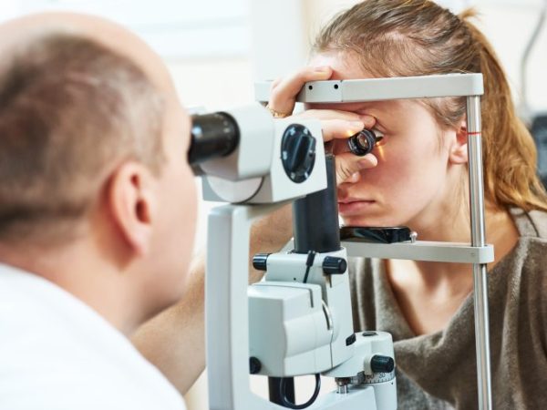 img20210323100006836-768×513 Oftalmologista examina os olhos de uma mulher com um aparelho