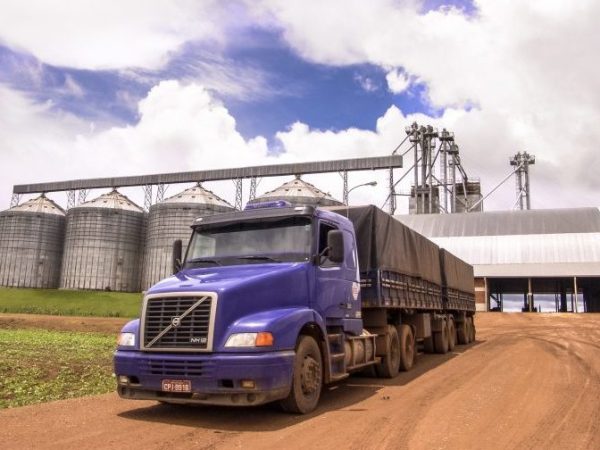 Agropecuária - geral - armazém agropecuário - Caminhão carregado com soja espera em frente ao centro de armazenamento de grãos de uma fazenda no estado de Mato Grosso