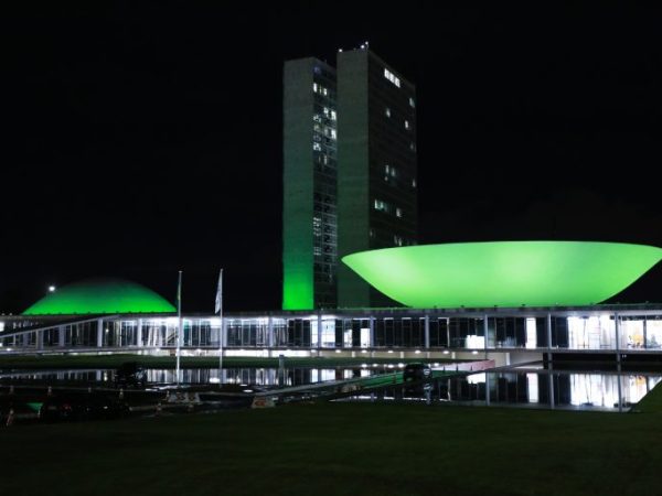 Iluminação especial, na cor VERDE, em celebração ao Dia Mundial da Atividade Física e do Dia Mundial da Saúde.