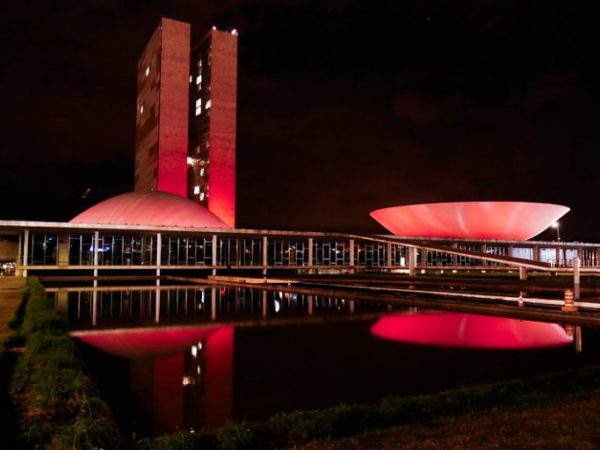 Saúde - doenças - Congresso Vermelho - Cúpula e anexo 1 do Senado Federal são iluminados de vermelho, de 8 a 13 de maio, em alusão ao Dia Nacional da Talassemia, tipo de anemia incomum que reduz a produção de hemoglobina.