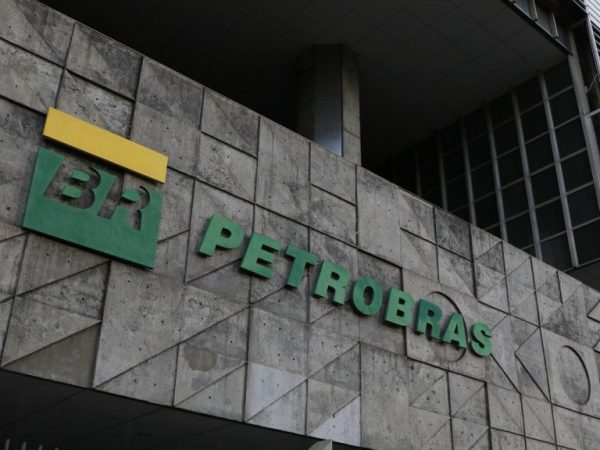 Fachada de um prédio cinza escrito 