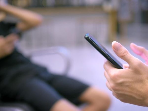 criança com celular