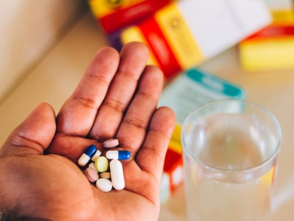 Saúde - remédios - remédio - medicamentos - Medicamento - pessoa usa remédios - automedicação