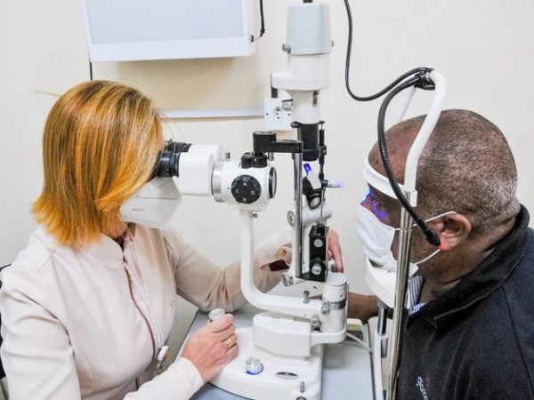 Oftalmologista faz exame de visão em paciente