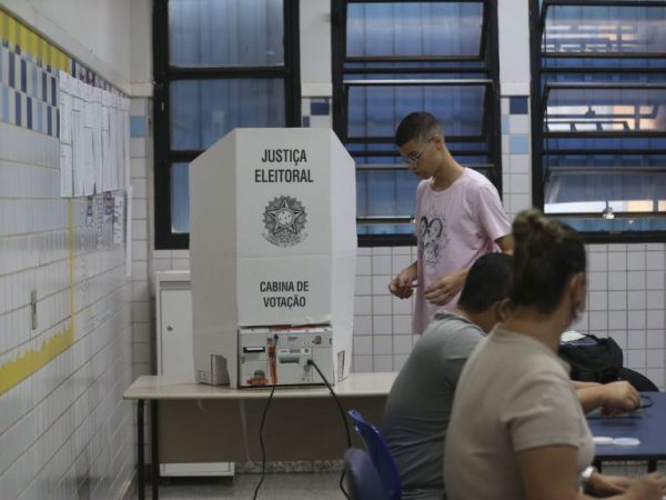Eleições - Eleição - zona eleitoral - colégio eleitoral - urnas - Eleições,Eleitores em Filas de Votações no Unieuro e Colegio Lasalle.
