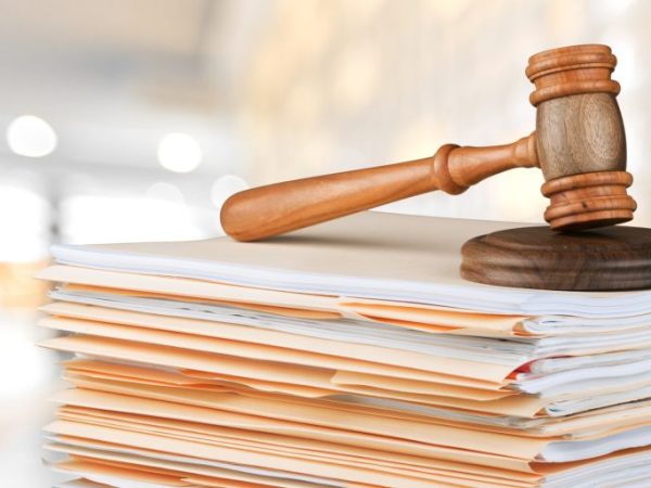 Um martelo de juiz em cima de processos