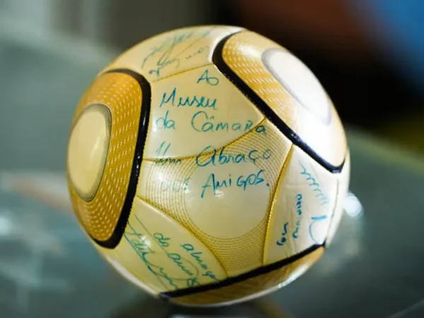 Brasília - 20/06/2025 -  
Bola assinada por Neymar e roubada durante os ataques golpistas é devolvida à Câmara. Foto Pablo Valadares / Câmara dos Deputados.