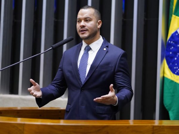 Deputado Adail Filho fala ao microfone