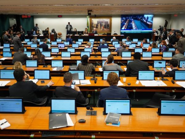 Discussão e votação de propostas legislativas.