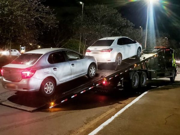 Transporte - carro - guincho - multa - Três motoristas foram multados e tiveram os veículos apreendidos, terça-feira (27), no Aeroporto Internacional de Brasília, durante fiscalização de combate ao transporte irregular de passageiros. O alvo da operação foram motoristas que atuam no aeroporto sem credenciamento em aplicativo, além de taxistas que atendem passageiros em locais onde não é permitido o embarque