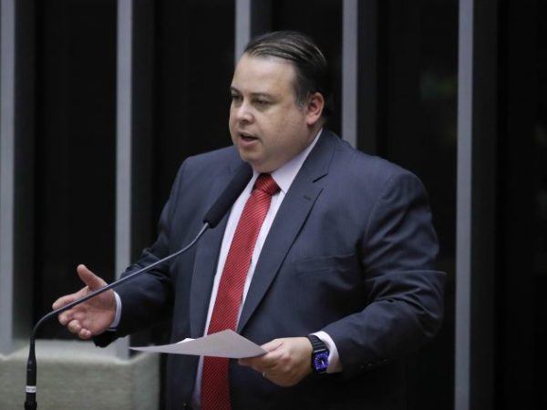 Julio Cesar Ribeiro discursa na tribuna do Plenário