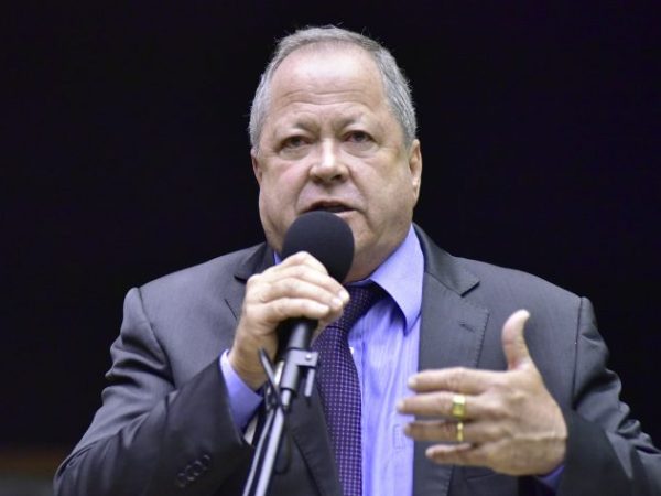 Deputado Chiquinho Brazão fala ao microfone