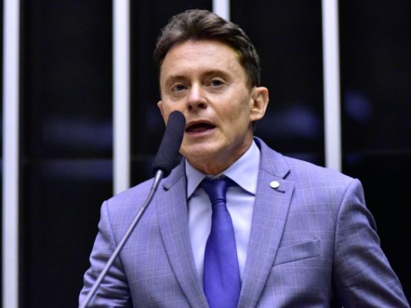 Deputado Fábio Teruel fala ao microfone