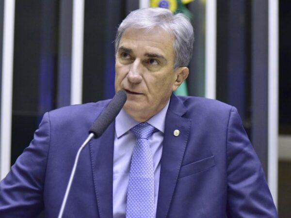 Rafael Simões discursa na tribuna do Plenário
