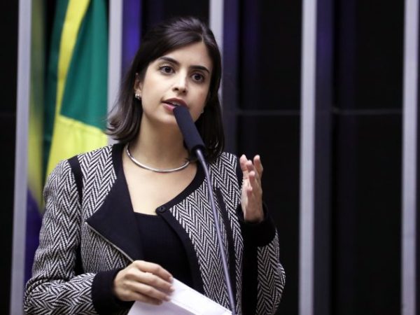 Deputada Tabata Amaral (PSB-SP) fala no Plenário da Câmara dos Deputados