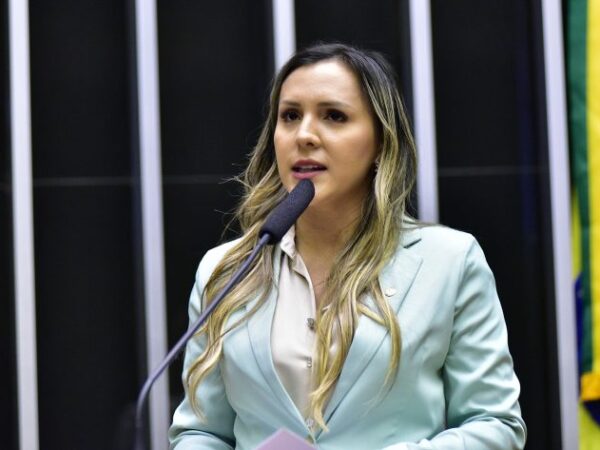Deputada Andreia Siqueira fala ao microfone