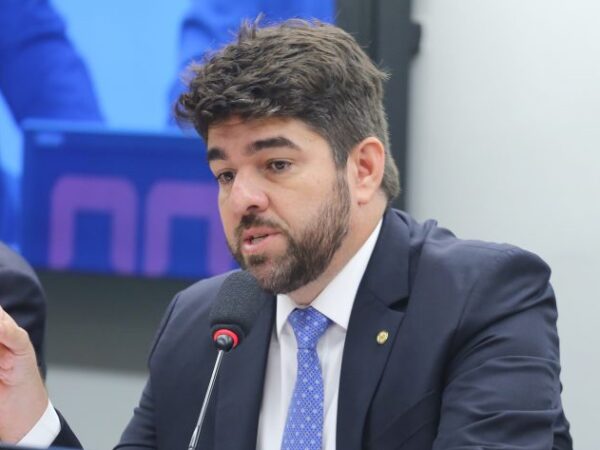 Zé Vitor fala durante reunião de comissão
