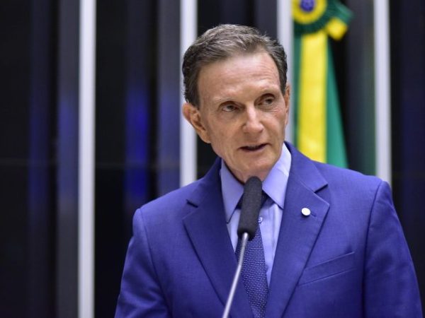 Deputado Marcelo Crivella fala ao microfone