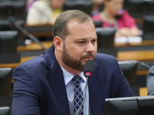 Victor Linhalis fala durante reunião de comissão