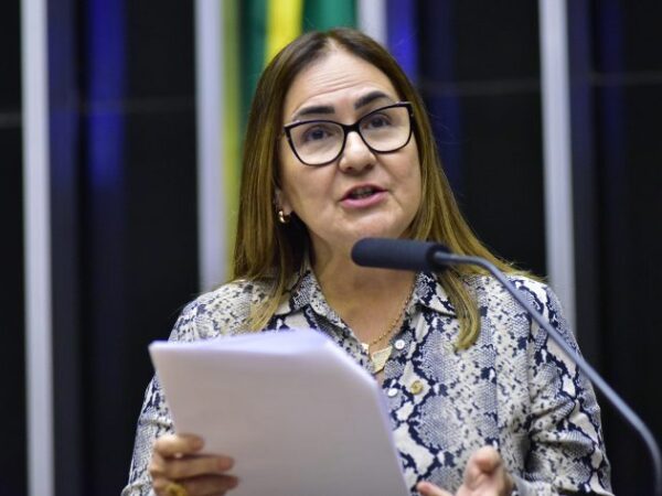 Professora Goreth discursa na tribuna do Plenário