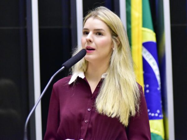 Luisa Canziani discursa na tribuna do Plenário