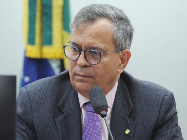 Félix Mendonça Júnior fala durante reunião de comissão