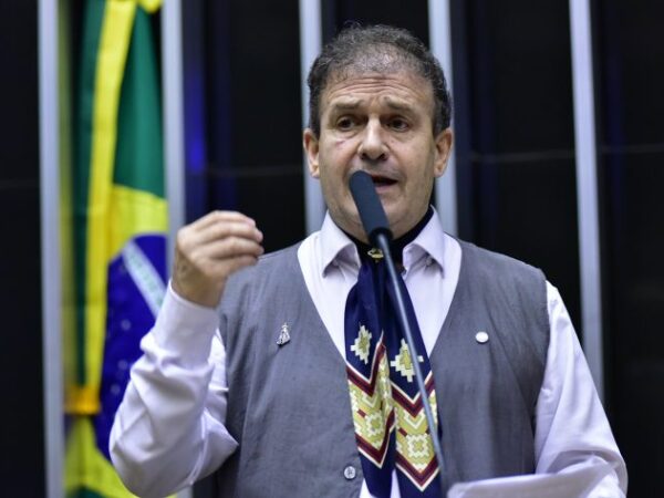 Pompeo de Mattos discursa na tribuna do Plenário