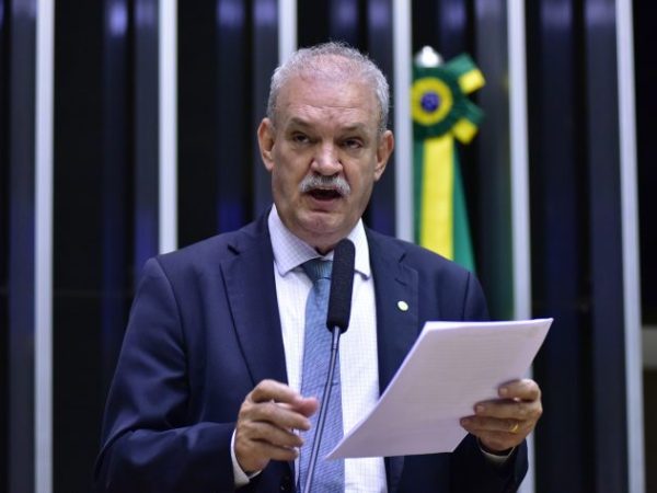 Deputado Geraldo Resende fala ao microfone