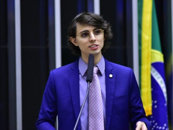 Deputado Amom Mandel fala ao microfone