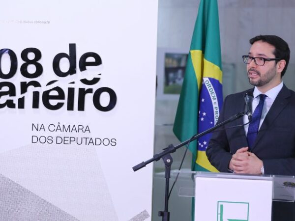 Abertura oficial. Diretor-geral da Câmara dos Deputados, Celso de Barros Correia Neto.