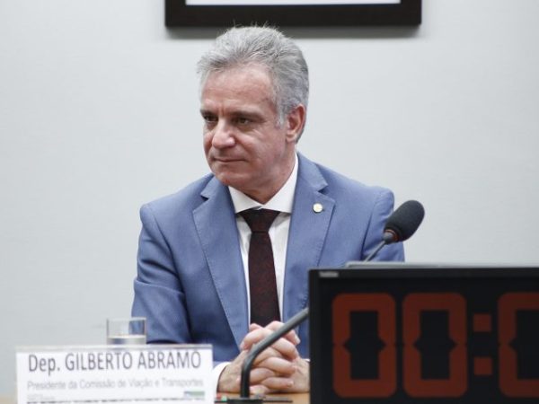 Deputado Gilberto Abramo fala ao microfone