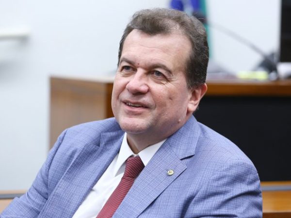 Deputado Waldemar Oliveira fala ao microfone