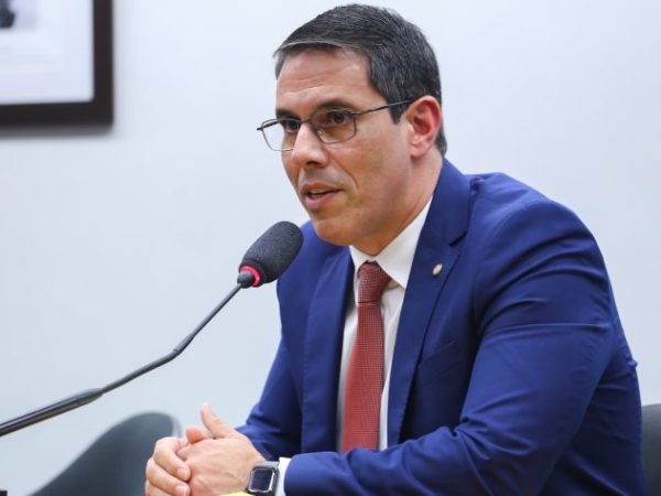 Deputado Amaro Neto (Republicanos-ES) fala em comissão da Câmara dos Deputados