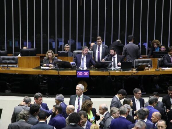 Discussão e votação de propostas. Dep. Maria do Rosário (PT - RS); Presidente da Câmara dos Deputados, Arthur Lira; dep. Mauro Benevides Filho (PDT - CE)