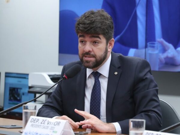 Deputado Zé Vitor fala ao microfone