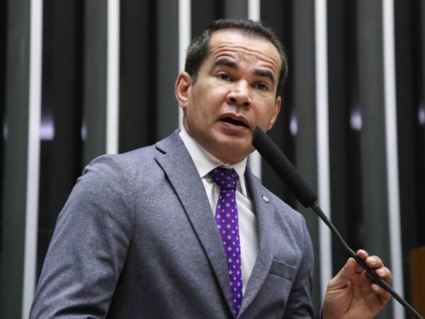 Defensor Stélio Dener discursa na tribuna do Plenário