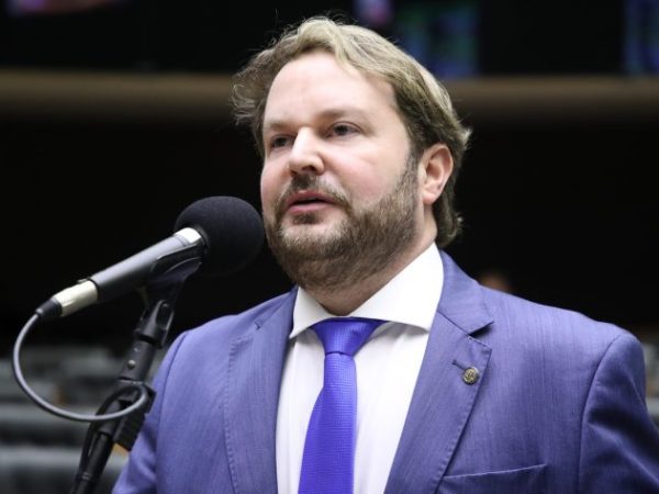 Deputado Marcos Soares fala ao microfone