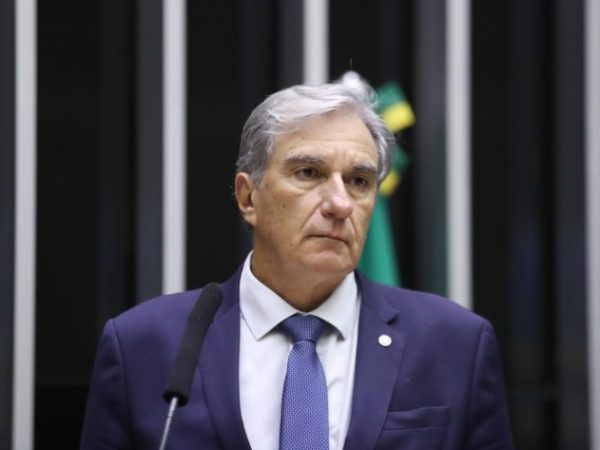 Deputado Rafael Simoes fala ao microfone