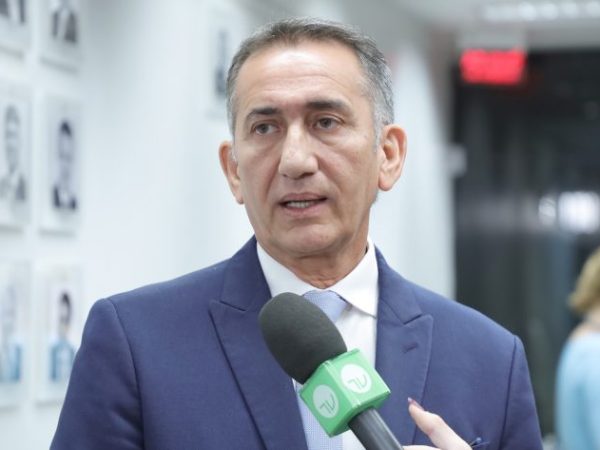O ministro da Integração, Waldez Góes, fala ao microfone
